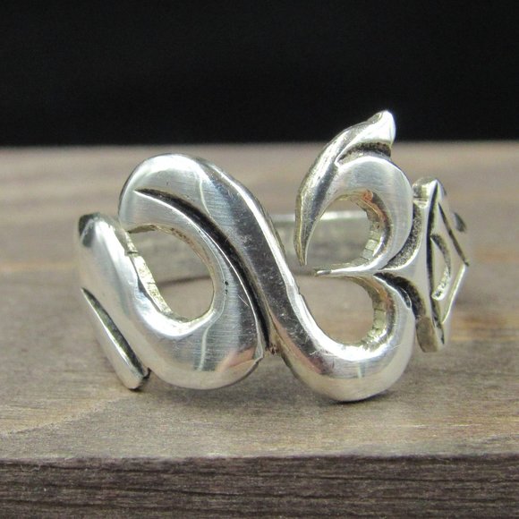 Jewelry - Size 7 Sterling Silver Odd Design Symbol Band Ring